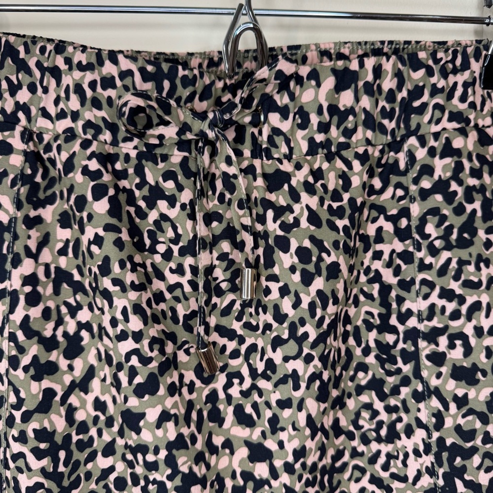 Chico's‎ Zenergy Skort - Black Tan Green Animal Print - Size 1.5 / US 10 - EUC - Picture 4 of 10